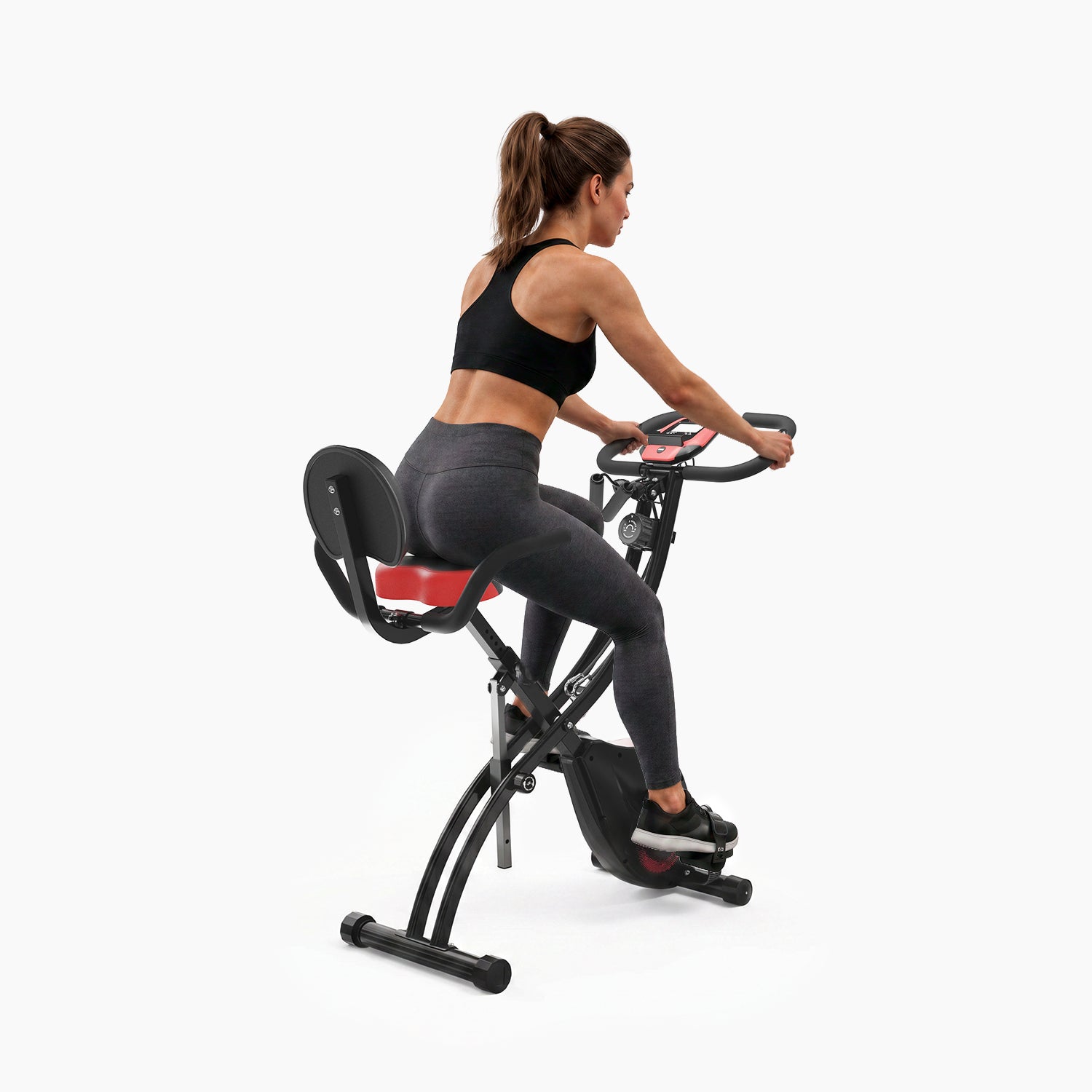 Frau trainiert von hinten gesehen auf dem X150 Ergometer, Hände am Lenker