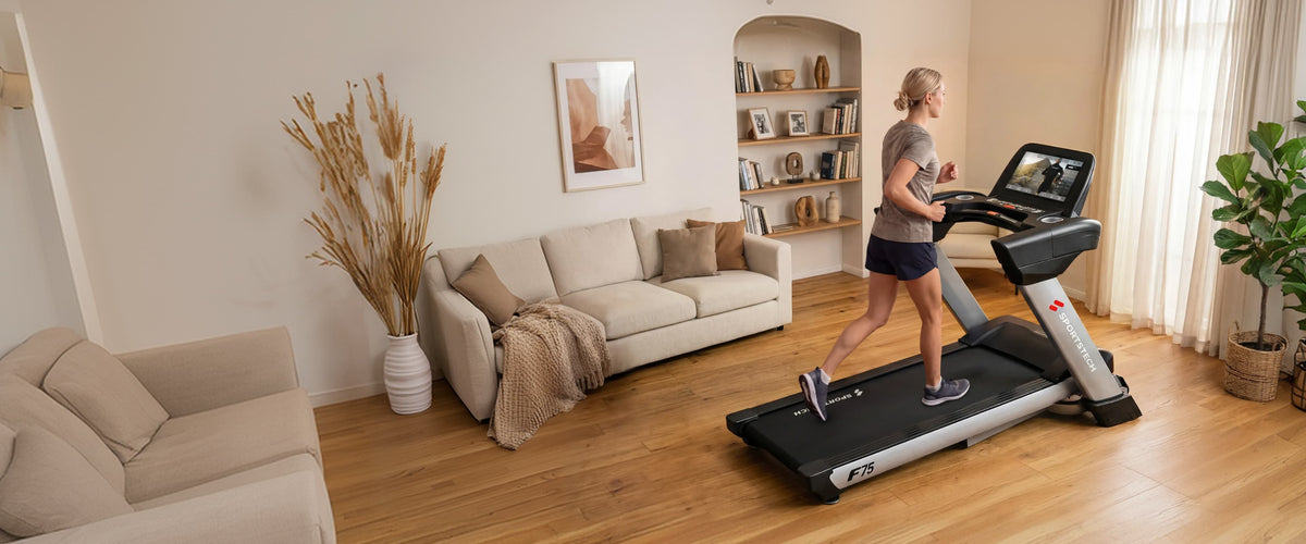 Läuferin auf dem Sportstech F75 Laufband im hellen Wohnzimmer