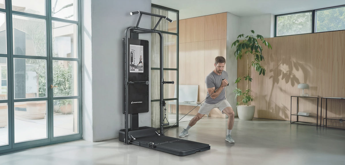 Mann trainiert mit Seilzug an der sGym Kraftstation mit Display in einem hellen, modernen Wohnraum