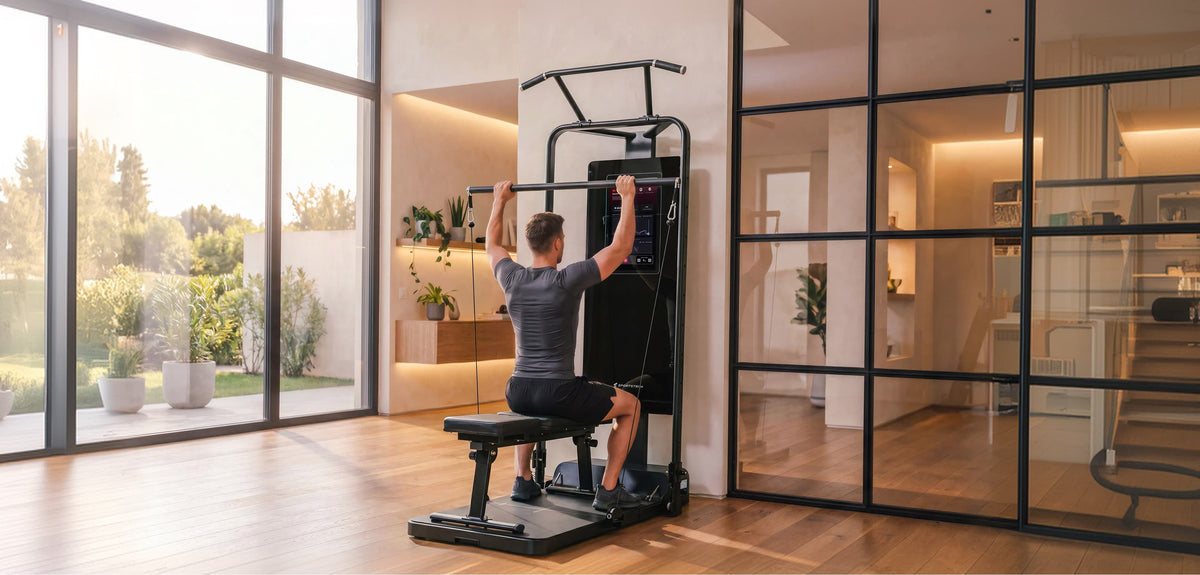 Mann trainiert am Latzug der sGym Kraftstation auf der Hantelbank vor großer Fensterfront