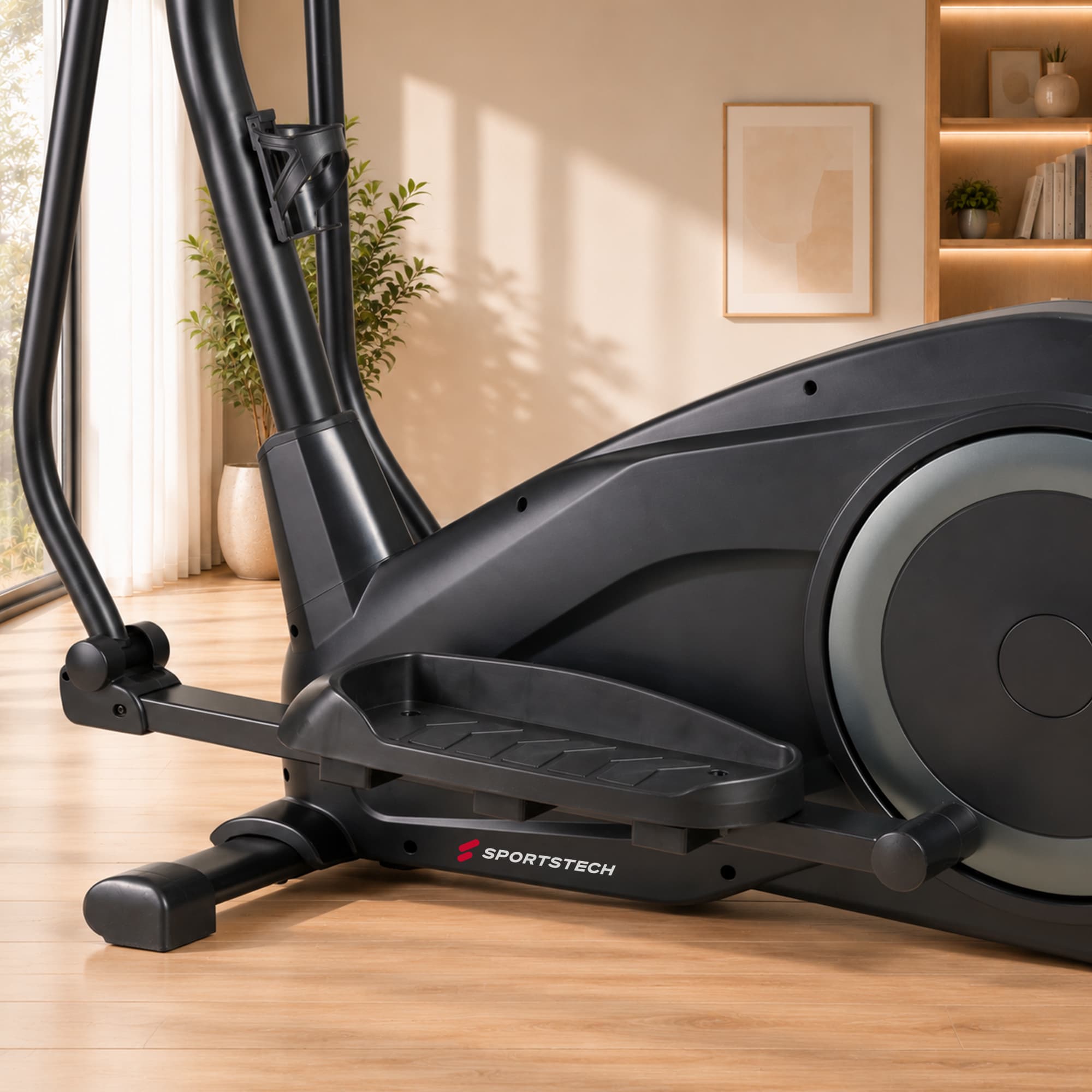 Detailaufnahme von Pedal, Getränkehalter und Standfuß des CX700 Crosstrainers