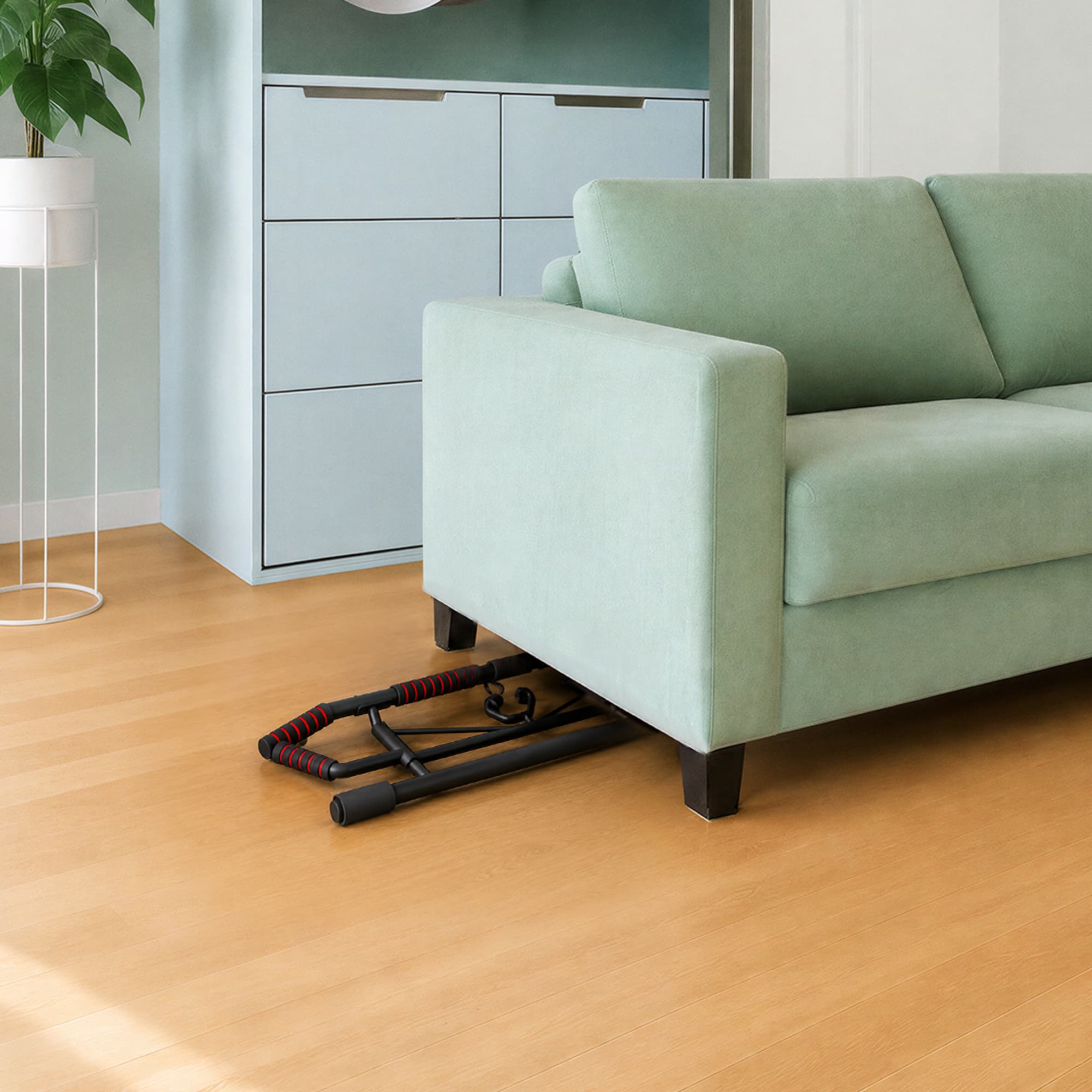 Pullmate Klimmzugstange zusammengeklappt und platzsparend unter einem Sofa verstaut