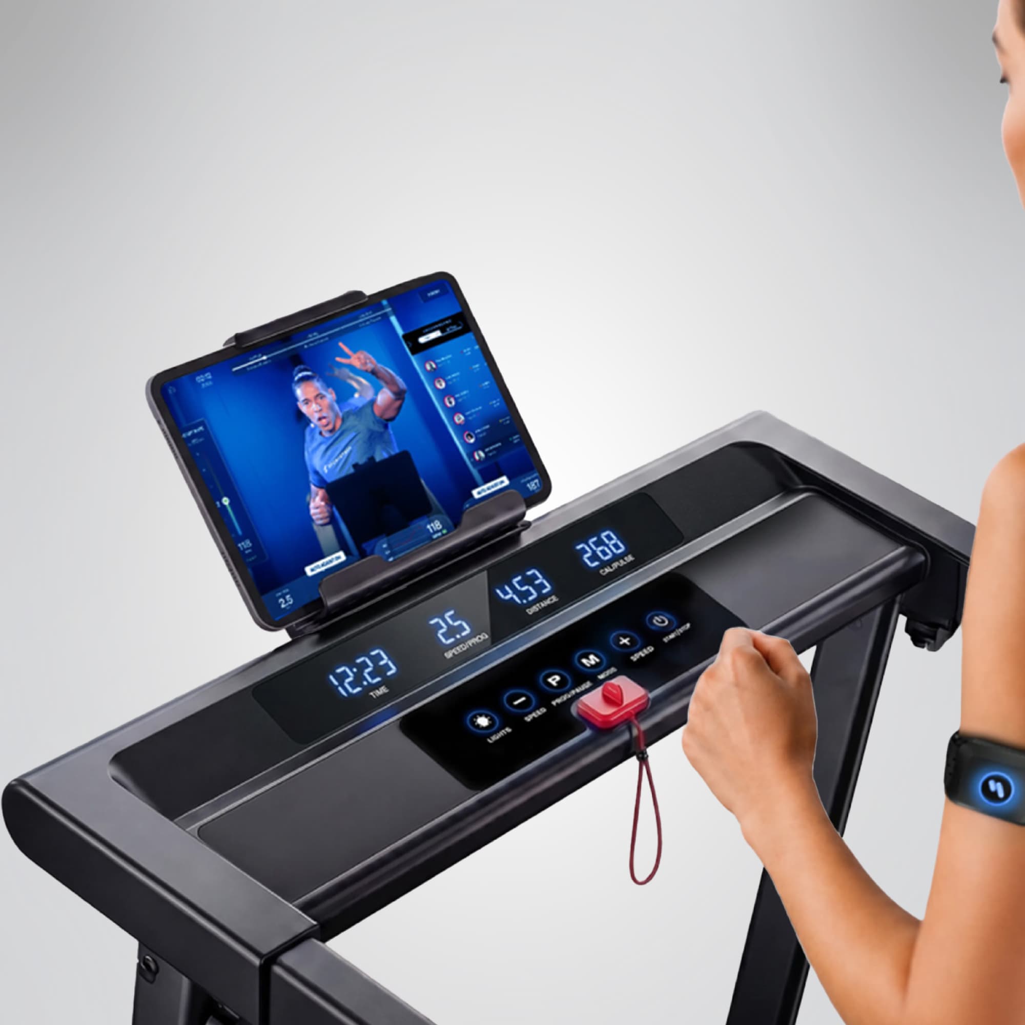 Detailansicht der sProRun Konsole mit Zeit-, Speed- und Kalorienanzeige, Tablet mit Trainingsvideo, rotem Notfallclip