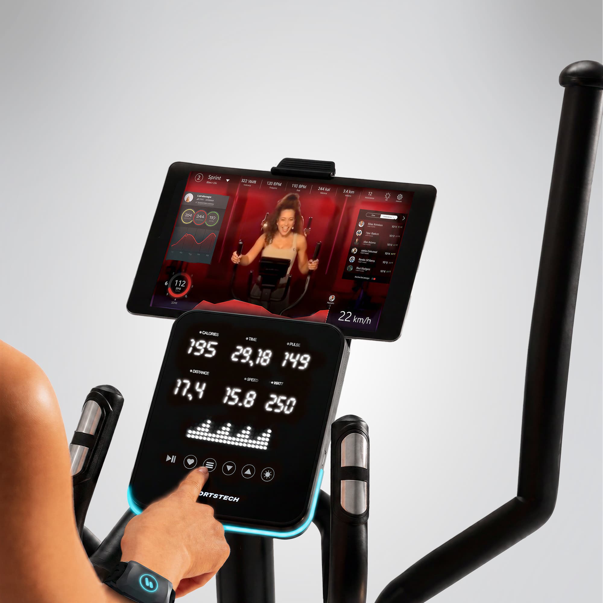 CX700 Display mit Tablet-Halterung und laufender Trainings-App, Finger bedient die Tasten