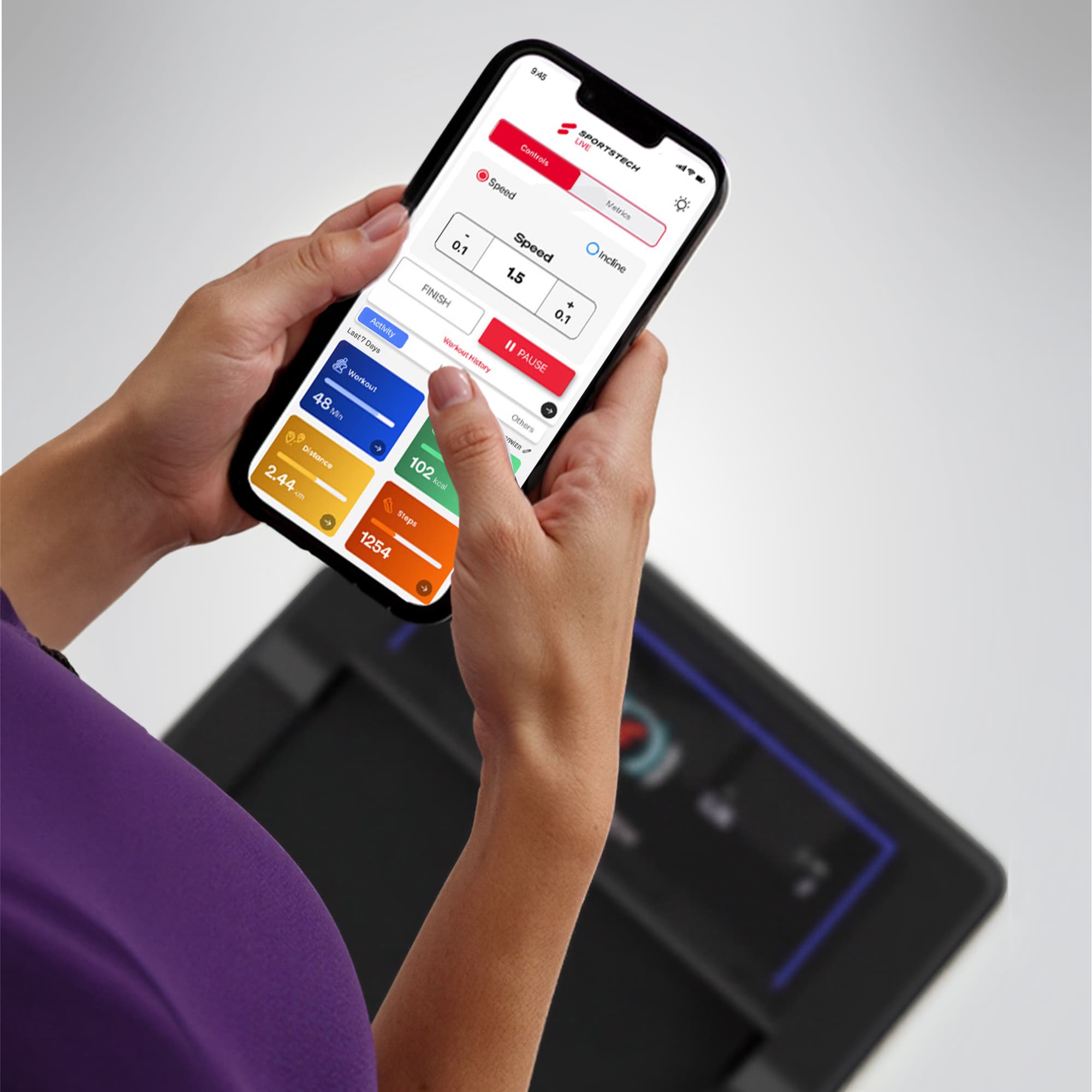 Hand hält Smartphone mit sWalk-App zur Steuerung von Speed und Trainingswerten über dem Laufband
