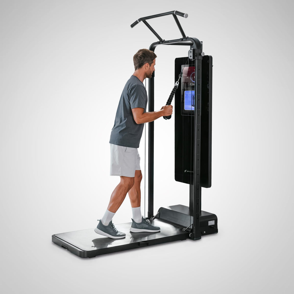 Mann trainiert Trizeps mit Seilgriff an der sGym Pro, Plattform ganz sichtbar