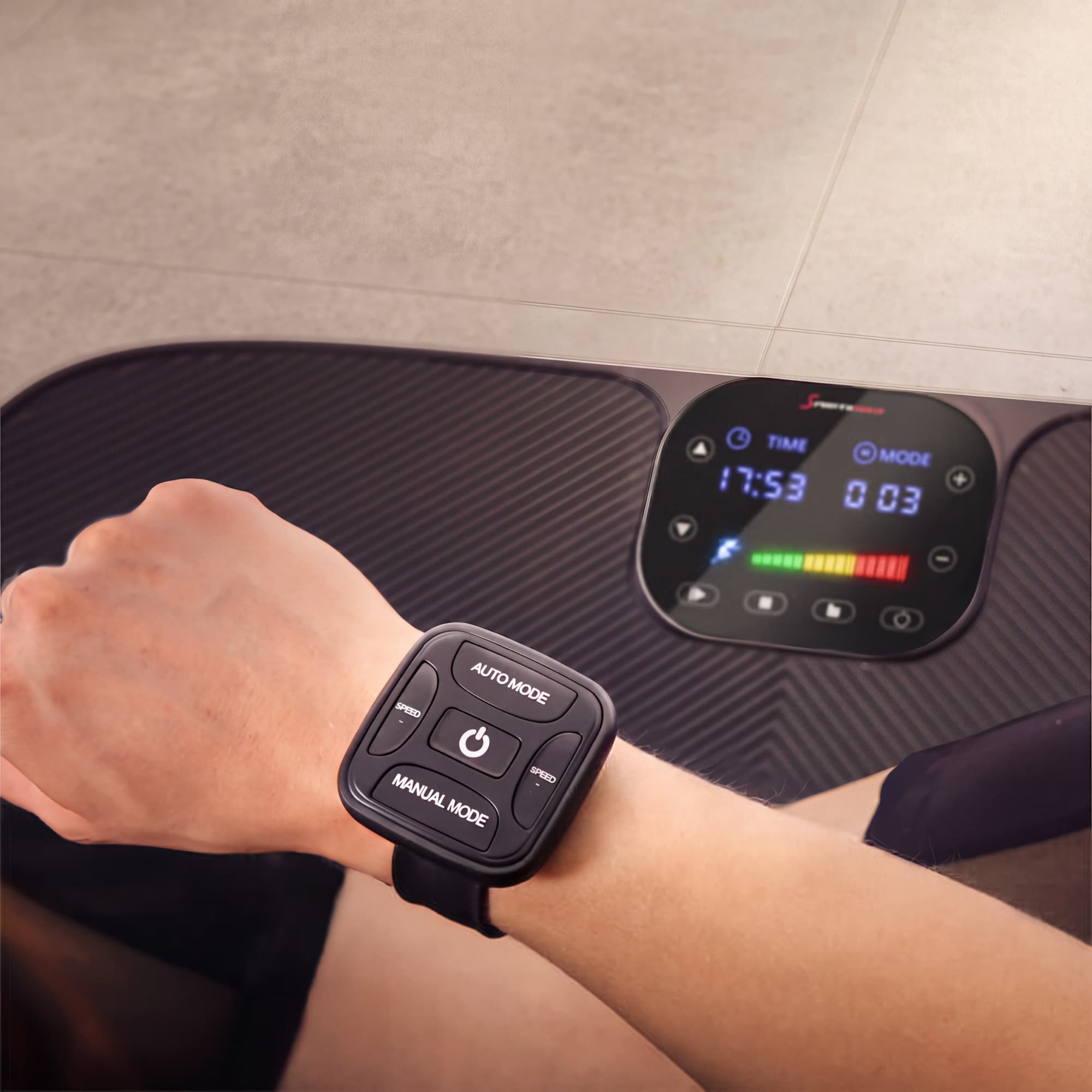 Nahaufnahme der Handgelenk-Fernbedienung und des Touch-Displays der VP400 mit Zeit- und Modusanzeige
