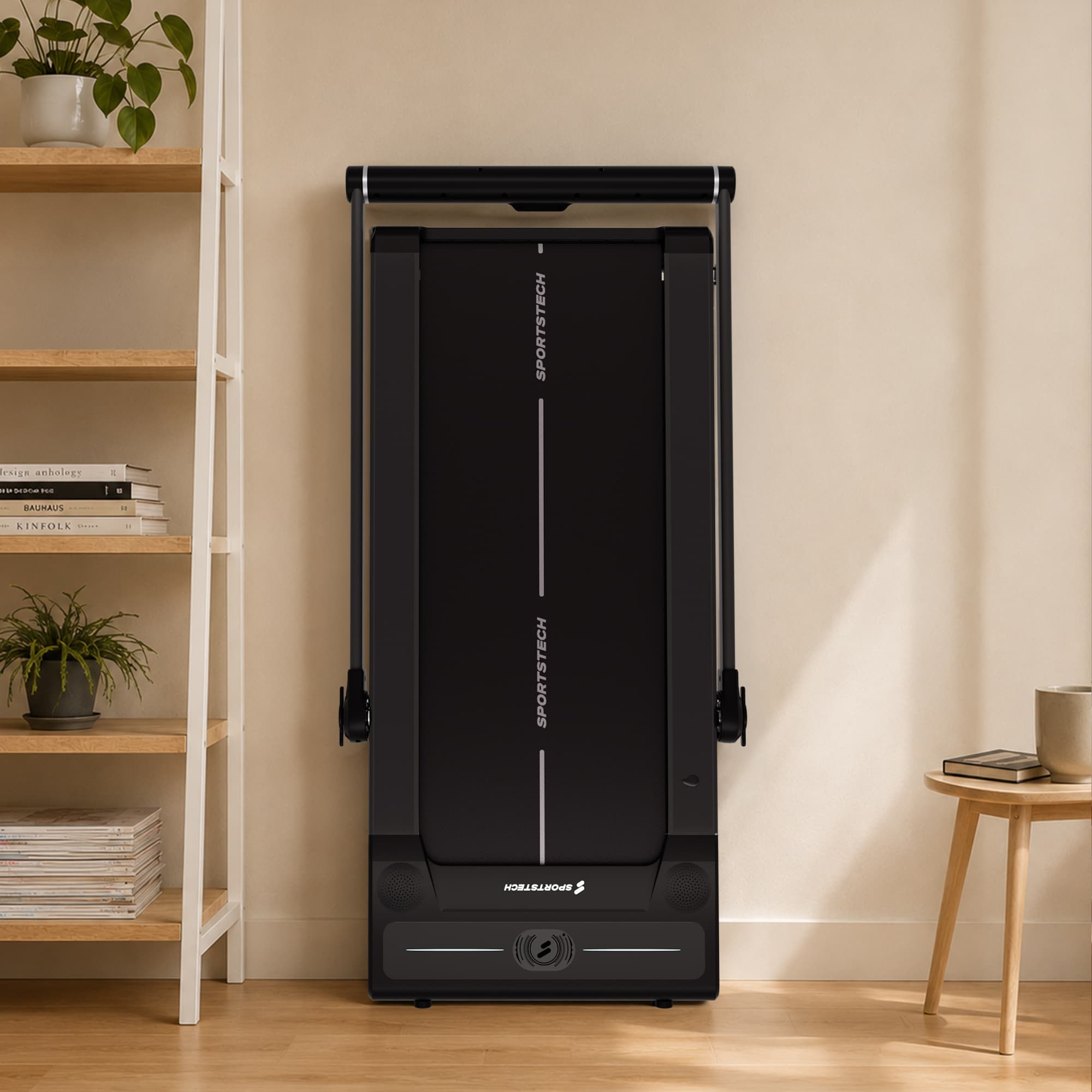 sWalk Plus Laufband hochkant zusammengeklappt platzsparend an einer Wand neben einem Regal abgestellt