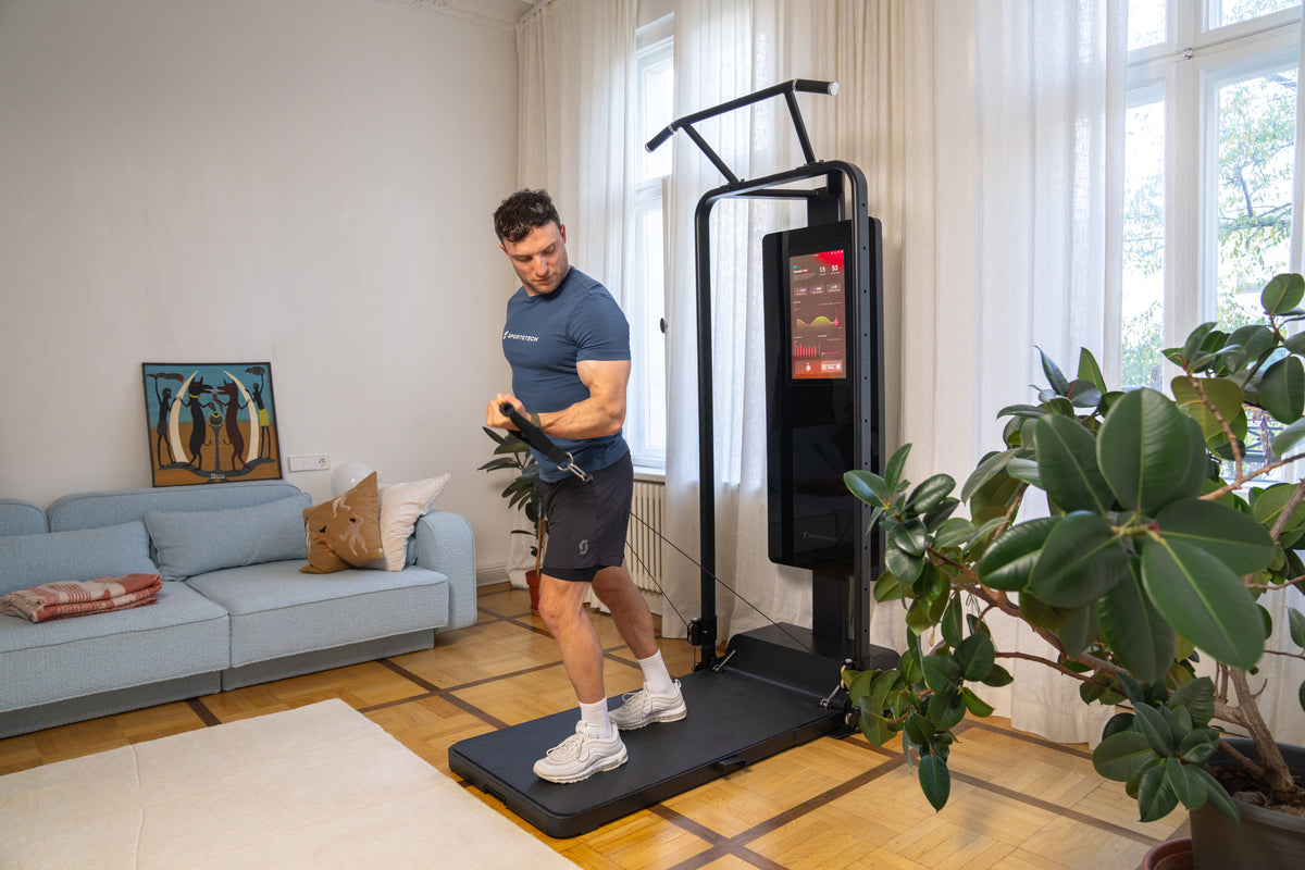 Sascha Huber trainiert mit dem Kabelzug des sGym Pro