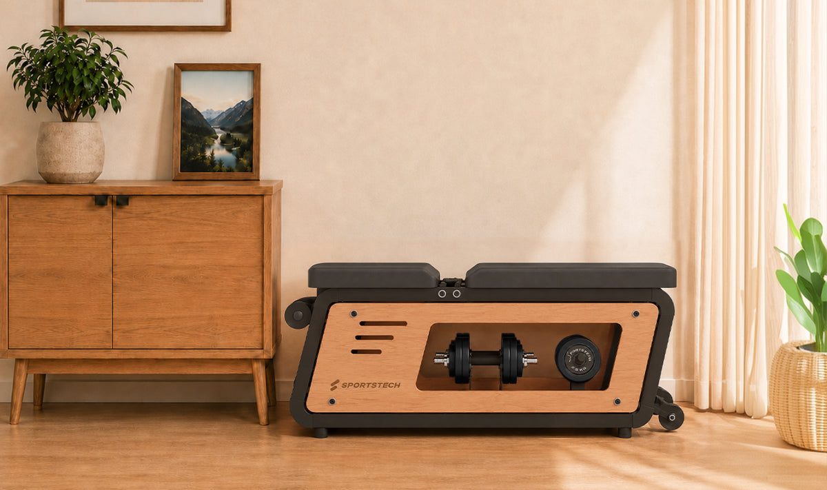Woodmate Lite Hantelbank kompakt neben einer Holzkommode im Wohnzimmer aufgestellt
