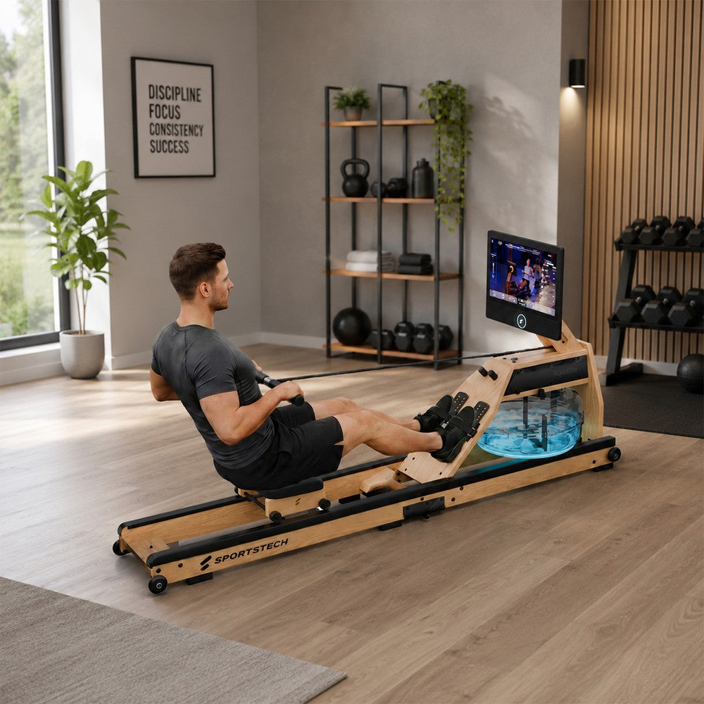 Sportstech Aqua Elite Wasser-Rudergeraet im Wohnraum, Mann beim Rudern
