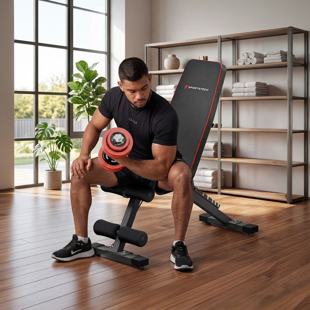 Sportstech BRT250 Hantelbank im Wohnraum, Mann beim Hanteltraining