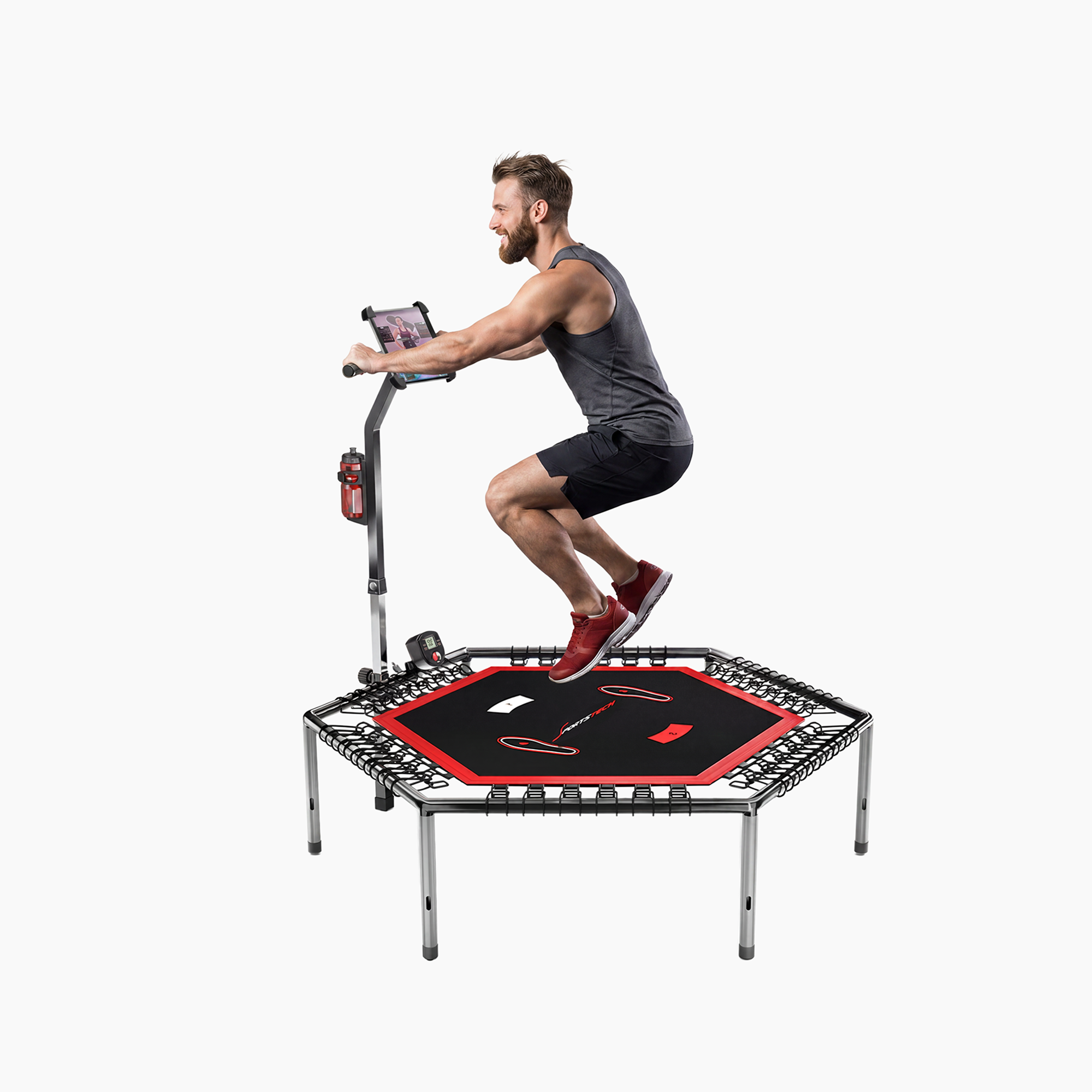 Mann springt auf dem HTX100 Trampolin und hält sich an der Haltestange fest, vor weißem Hintergrund