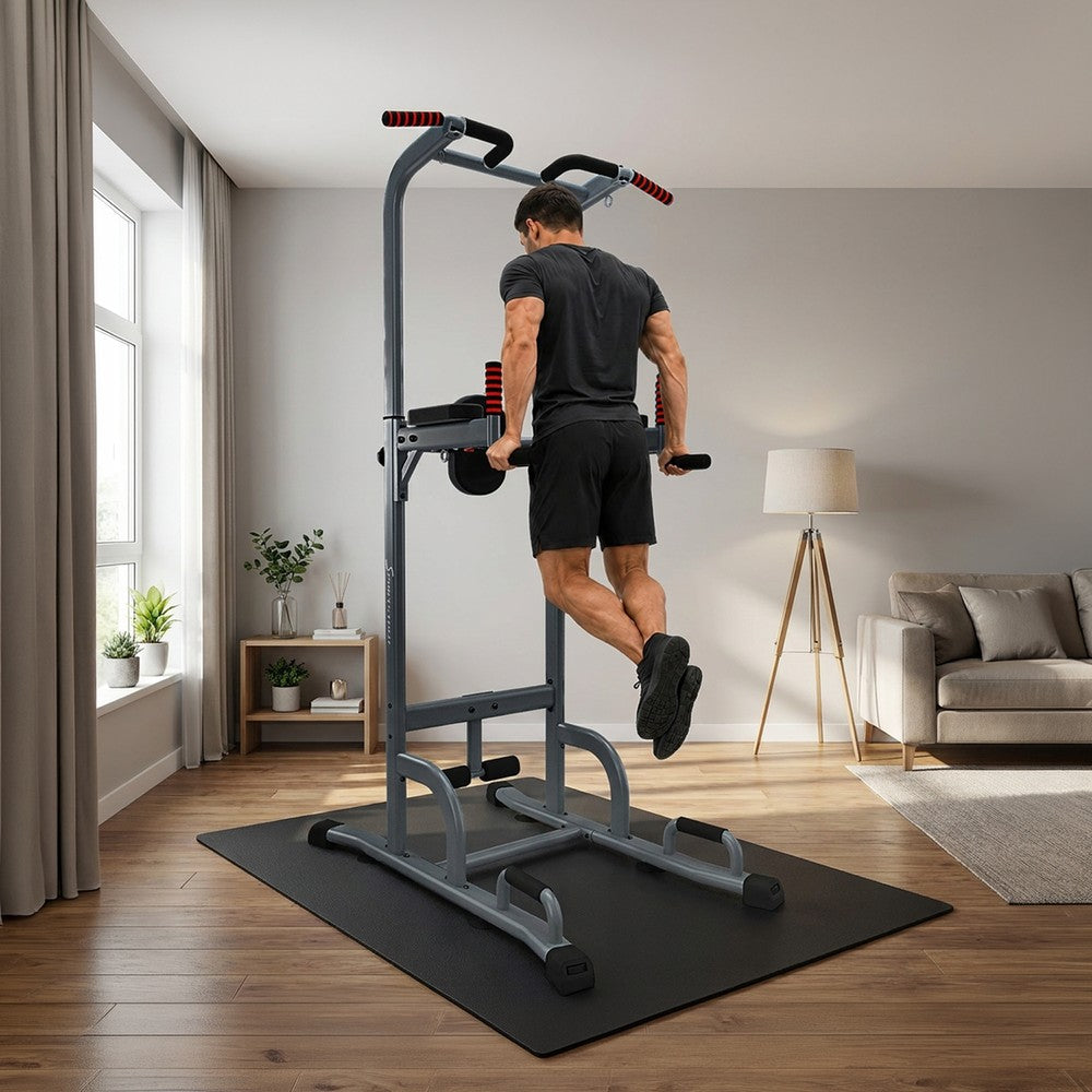 Sportstech PT300 Dip Station im Wohnraum, Mann beim Klimmzug-Training