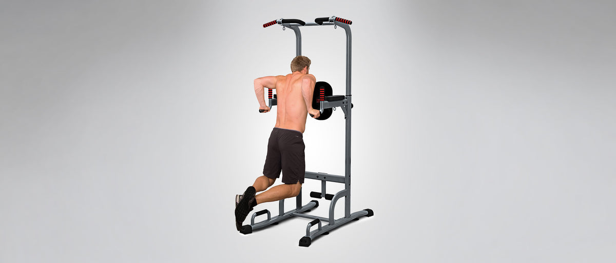 Mann trainiert Dips an der PT300 Dip Station