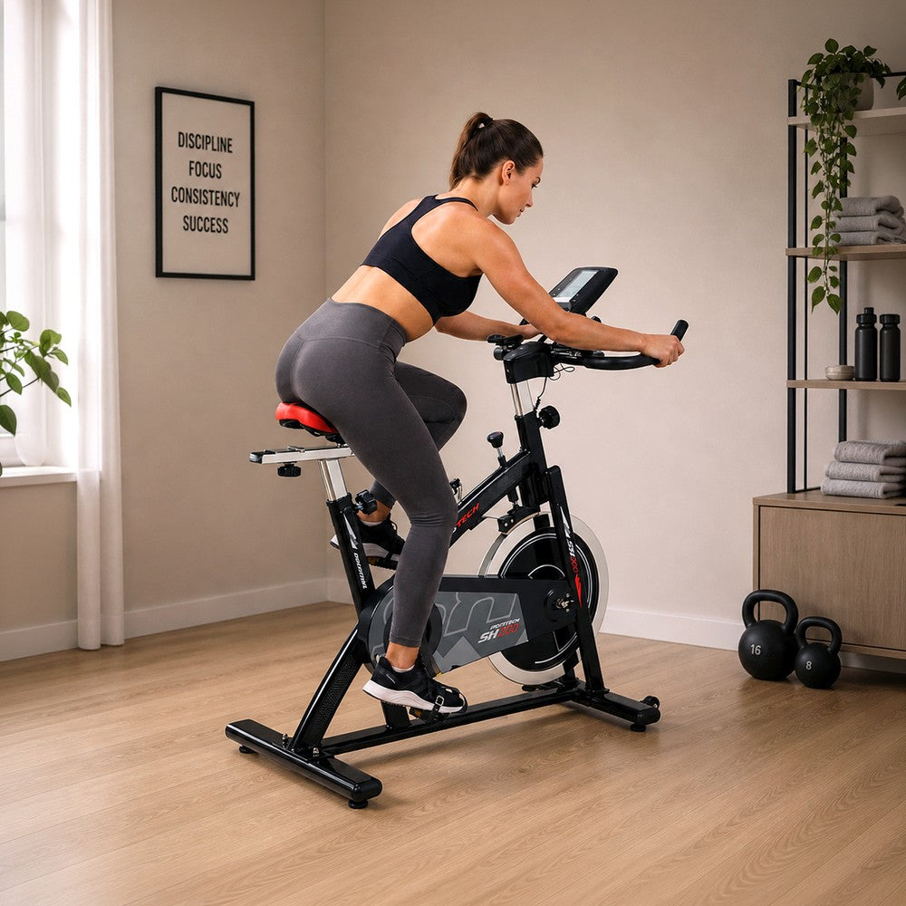 Sportstech SX200 Speedbike im Wohnraum, Frau beim Indoor-Cycling