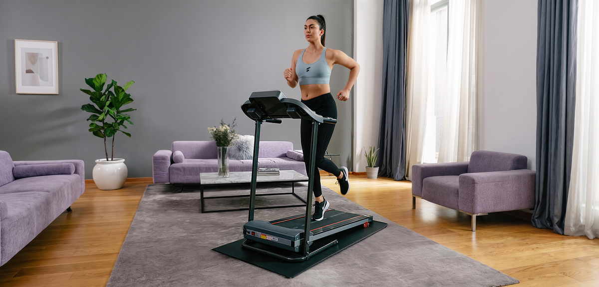 Frau joggt auf dem Sportstech F10 Laufband im hellen Wohnzimmer