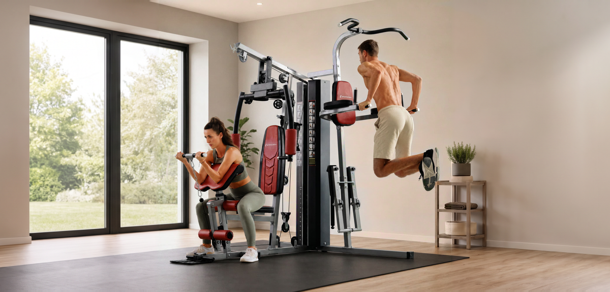 Sportstech HGX200 Kraftstation im Wohnraum: Frau beim Bizepscurl, Mann beim Dip an der Dip-Station