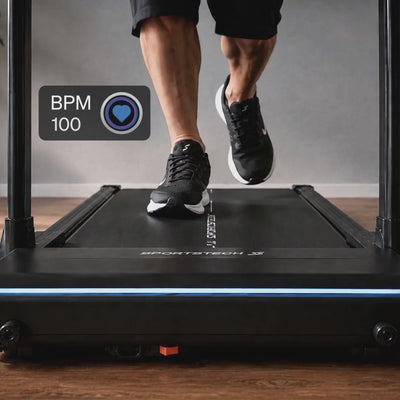 Nahaufnahme laufender Fuesse auf dem sProRun mit Pulsanzeige und farbiger LED-Leiste