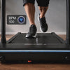 Nahaufnahme laufender Fuesse auf dem sProRun mit Pulsanzeige und farbiger LED-Leiste