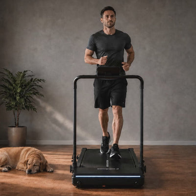 sProRun Laufband laeuft im Wohnzimmer, schlafender Hund daneben, Hinweis auf den leisen Antrieb