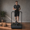 sProRun Laufband laeuft im Wohnzimmer, schlafender Hund daneben, Hinweis auf den leisen Antrieb