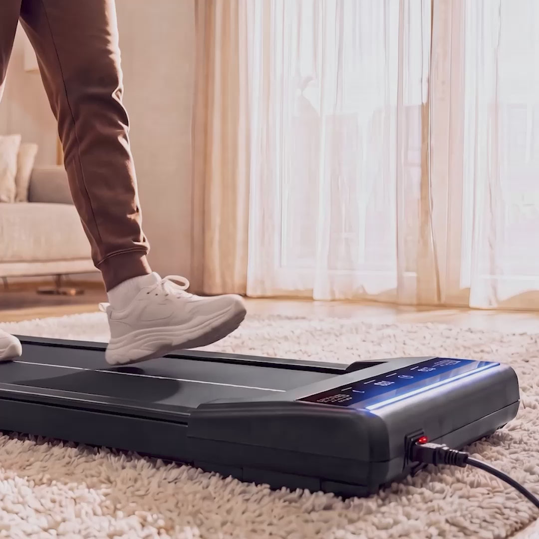Frau geht auf dem sWalk Lite Walking Pad und arbeitet dabei am Laptop am Schreibtisch
