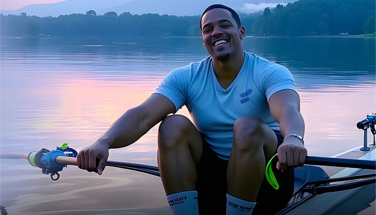 Ruderer im Einer auf einem See bei Sonnenaufgang, Landscape-Workout von Sportstech Live