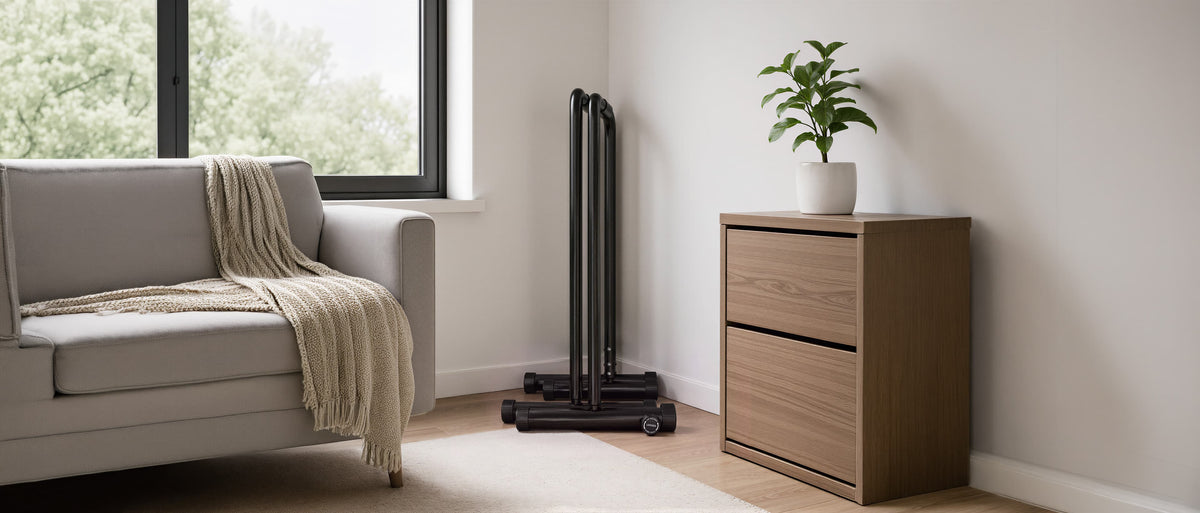 PT500 Dip Station platzsparend in der Zimmerecke neben Sofa und Kommode verstaut