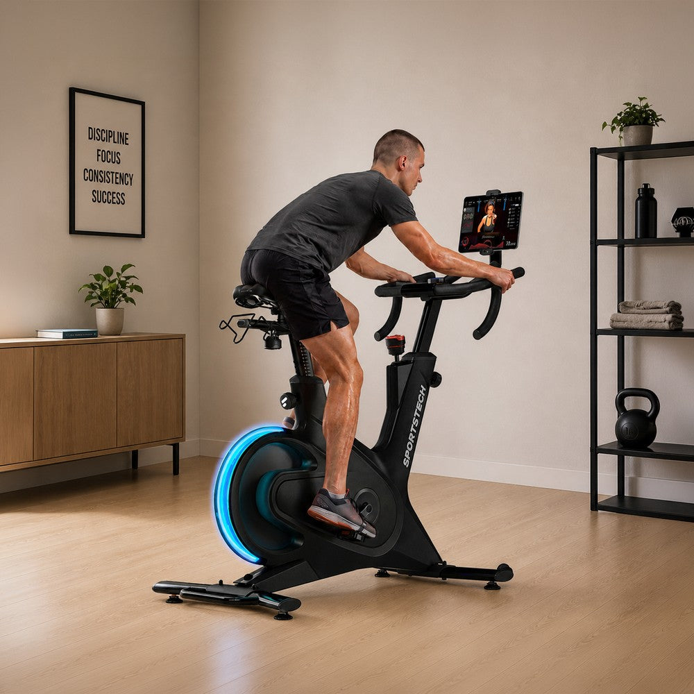 Sportstech sBike Lite Indoor Cycle im Wohnraum, Mann beim Training