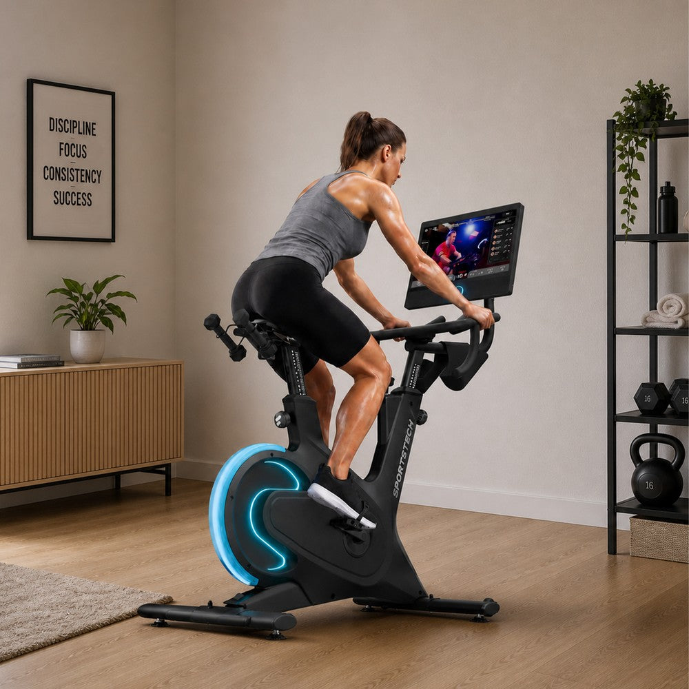 Sportstech sBike Indoor Cycle im Wohnraum, Frau beim Training