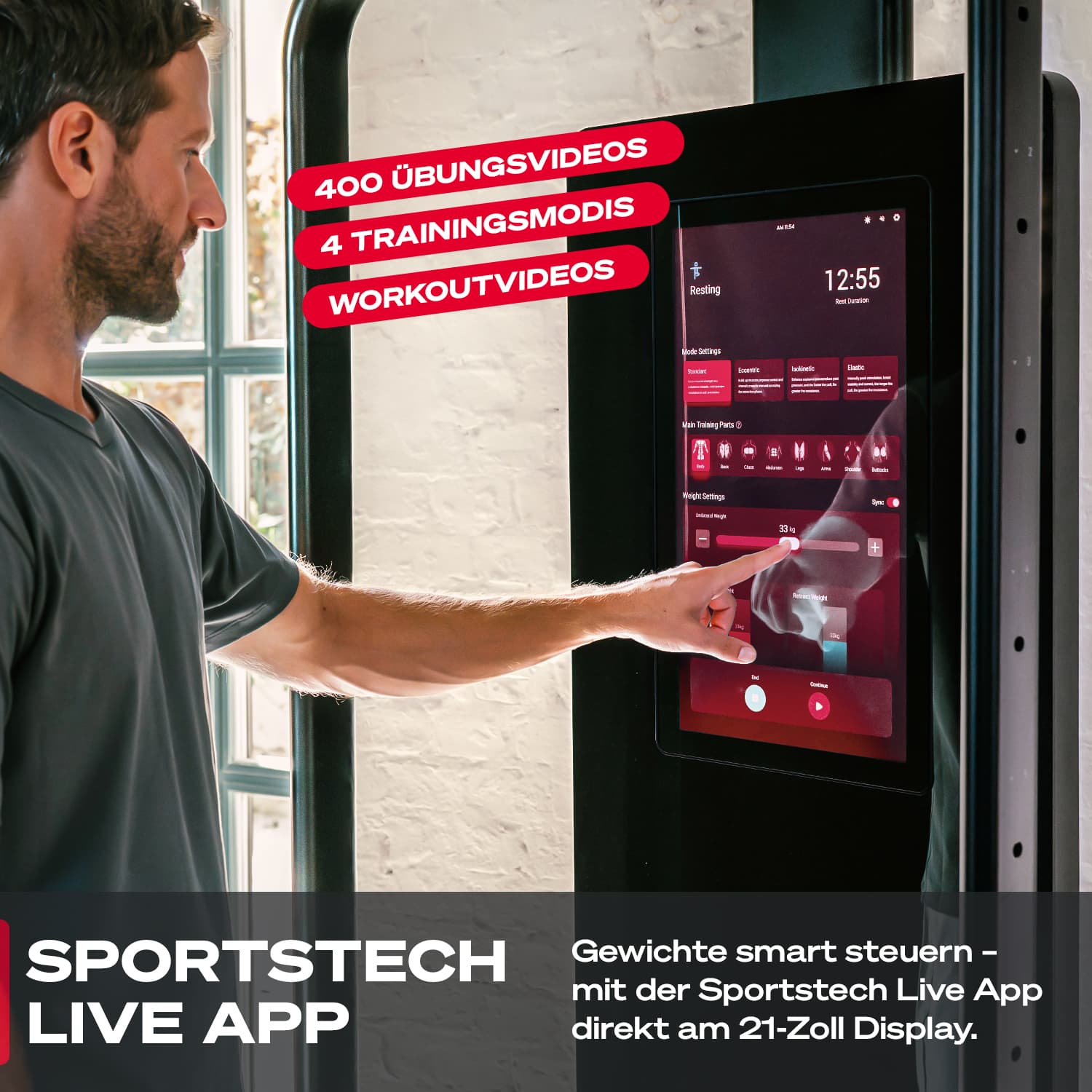Mann bedient das große Touchdisplay der sGymPro mit Trainingsmenü der Sportstech Live App per Fingertipp