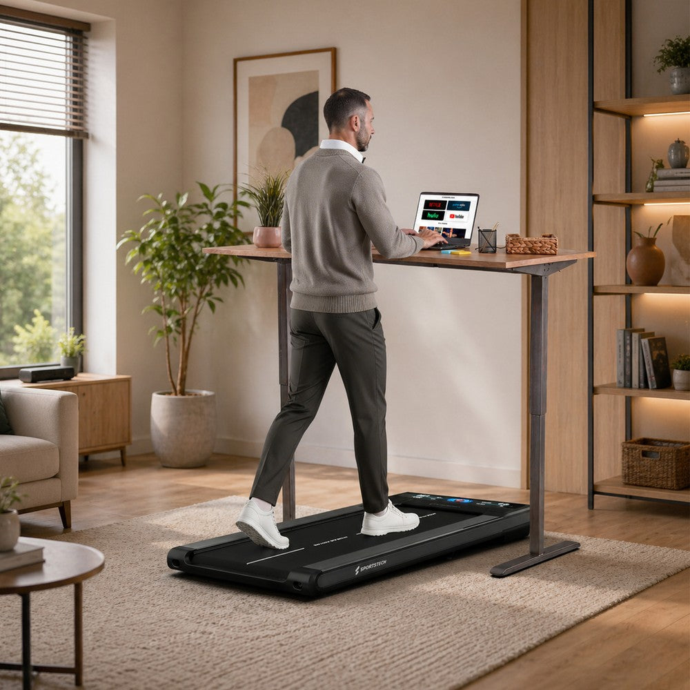 Sportstech sWalk Laufband unter einem Stehschreibtisch im Wohnraum, Mann beim Walking