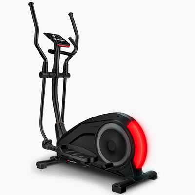 CX700 Crosstrainer in 3/4-Ansicht, schwarz mit rot beleuchtetem Schwungrad und LED-Display