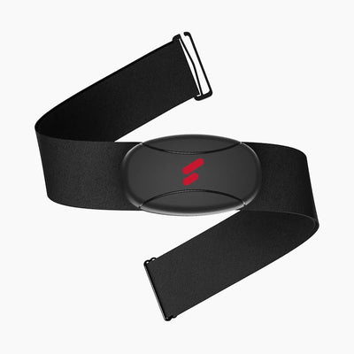 Pulsgurt mit schwarzem elastischem Brustband und ovalem Sensormodul mit rotem Sportstech-Logo, freigestellt