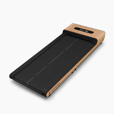 WoodPad Pro Laufband in Holzoptik hellbraun, 3/4-Ansicht von oben mit LED-Display