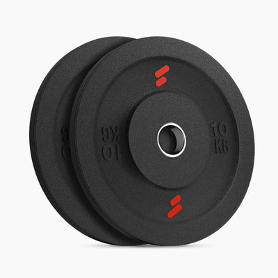 Zwei schwarze WP100 Hantelscheiben mit je 10 kg, versetzt aufgestellt, mit rotem Logo und Stahlbuchse