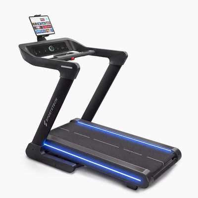 sTread Lite Laufband in 3/4-Ansicht, schwarz mit blau beleuchteter Lauffläche, Konsole und Tablet-Halter