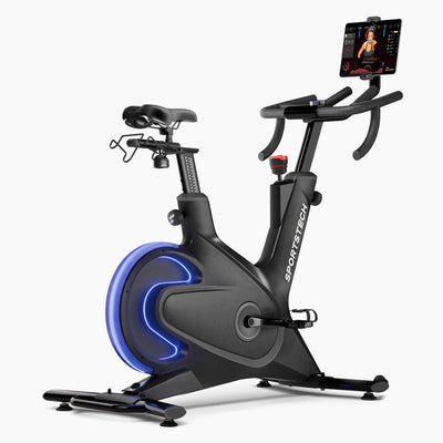 sBike Lite Speedbike in 3/4-Ansicht, blau beleuchtetes Schwungrad, Sattel und Tablet auf der Halterung