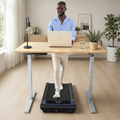 Mann am Laptop an Stehschreibtisch, gehend auf dem sWalk Fold Walking Pad im hellen Raum