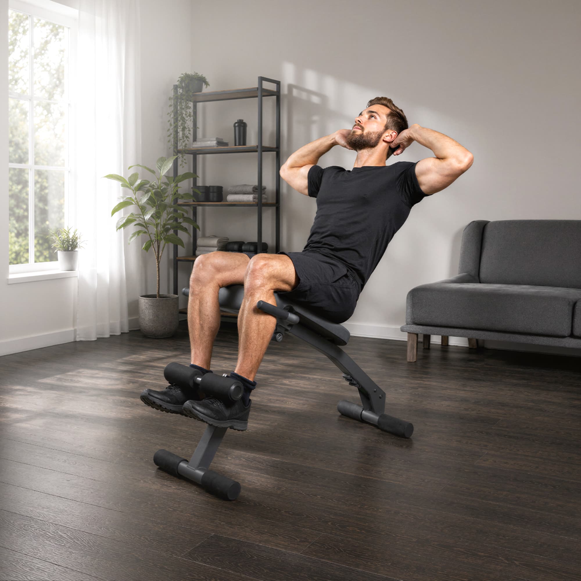 Mann macht Sit-ups auf dem BRT200 Rückentrainer in einem Wohnzimmer mit Regal und Sofa