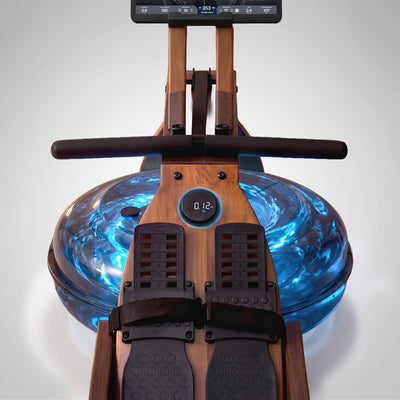 Detailaufnahme des WRX500 von oben: blau beleuchteter Wassertank, Fußpedale mit Riemen und rundes Display