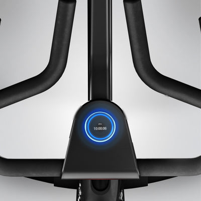 Frontale Nahaufnahme des sBike Lite Lenkers mit blau beleuchtetem Display, das 10:00:06 anzeigt