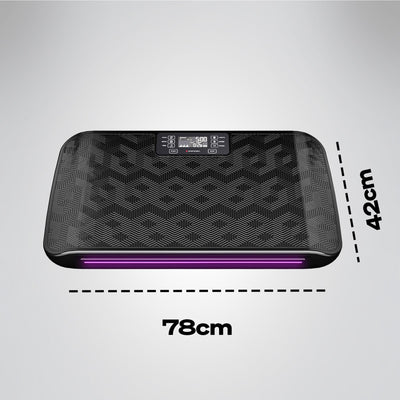 Draufsicht der sVibe Vibrationsplatte mit Display und Maßangaben 78 cm x 42 cm