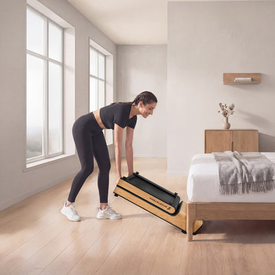Frau stellt zusammengeklapptes hellbraunes WoodPad Pro hochkant im Schlafzimmer ab