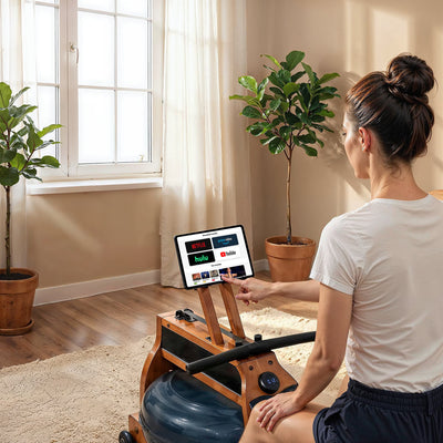Frau tippt auf das Tablet am WRX500 mit Streaming-Menü aus Netflix, Prime Video, Hulu und YouTube