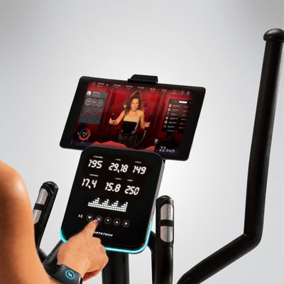 CX700 Display mit Tablet-Halterung und laufender Trainings-App, Finger bedient die Tasten