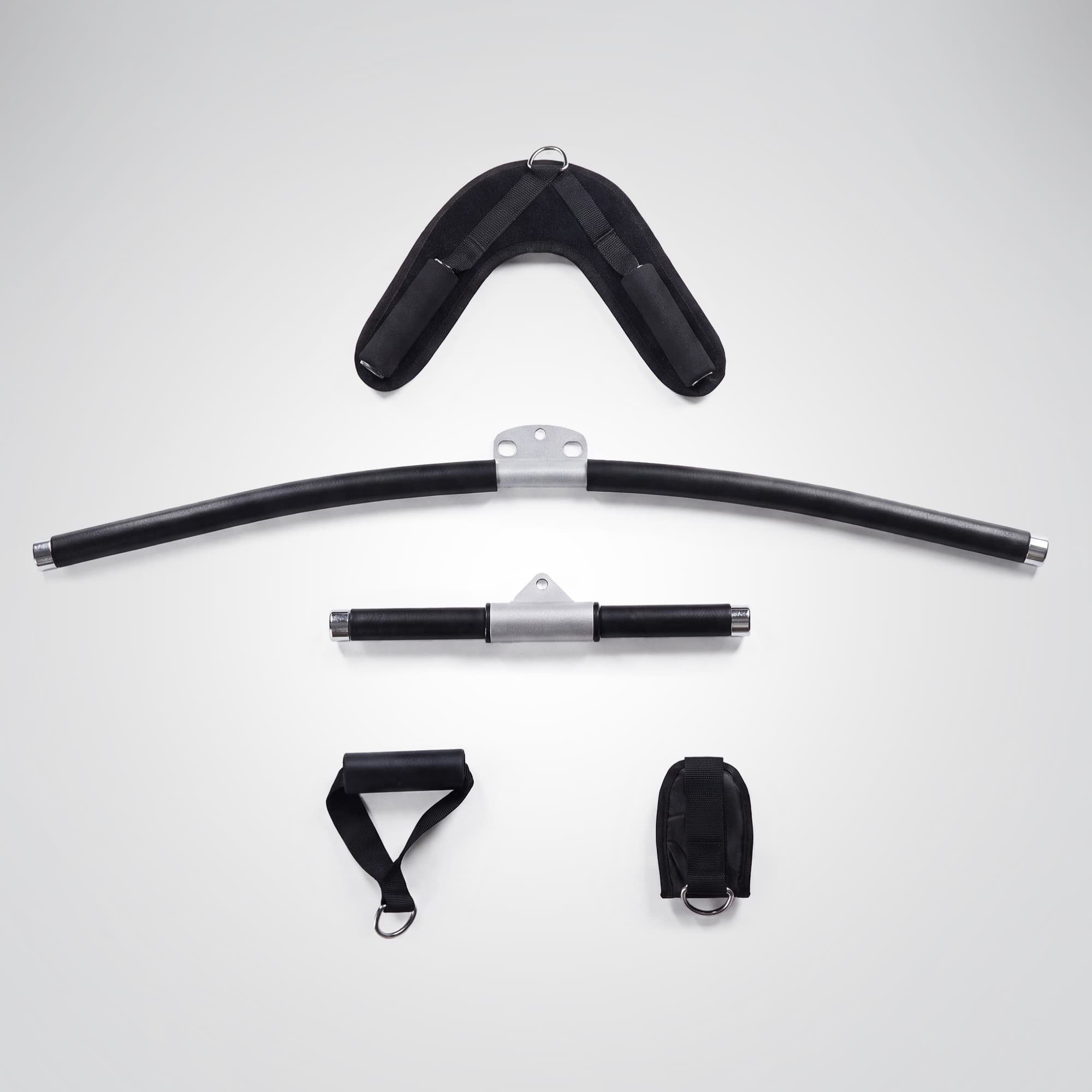 Zubehörset der HGX200 auf weißem Grund: Nackenpolster, Latzugstange, Ruderstange, Handgriff und Fußschlaufe