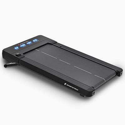 sPad500 Walking Pad in 3/4-Ansicht, flaches schwarzes Laufband mit blauem Display und Transportrollen
