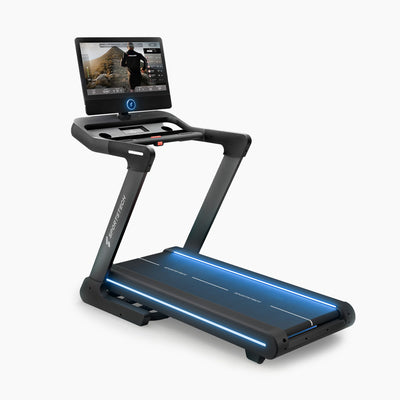 sTread Pro Laufband in 3/4-Ansicht mit großem Touchscreen und blau beleuchteter Lauffläche